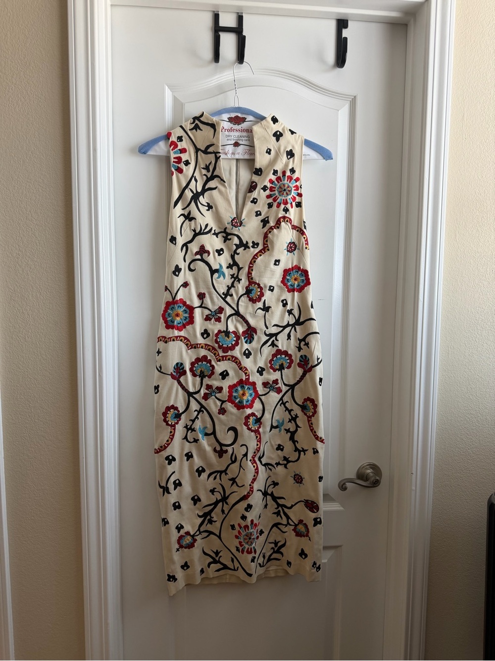Alice + Olivia Cream Midi Dress with Multicolor Embroidered Floral Motif - Picture 2 of 2